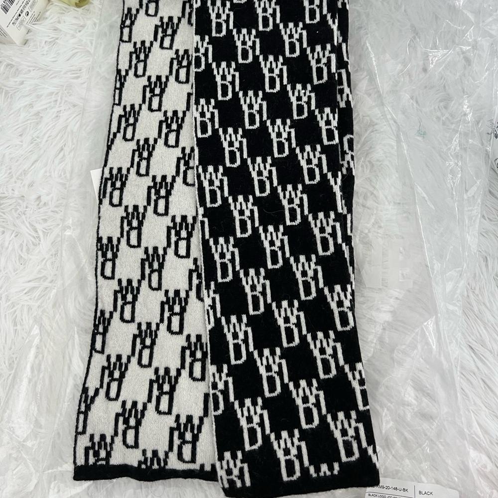WE11DONE
Black & White Wool Logo Jacquard Scarf